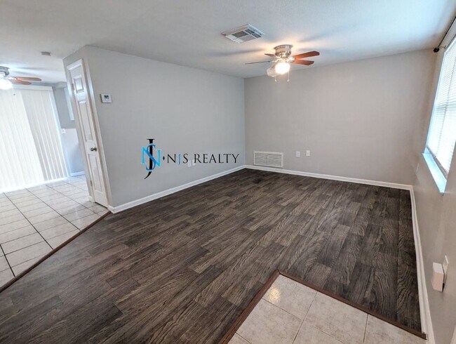 Building Photo - BEAUTIFUL, Large - 4/2 1500 Sq. Ft., Renov...