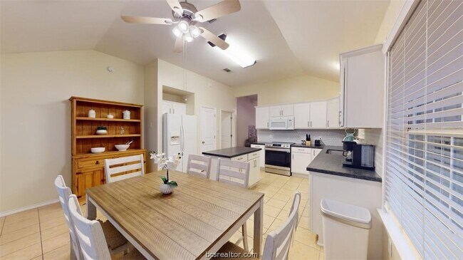 Foto del edificio - 810 Camellia Ct