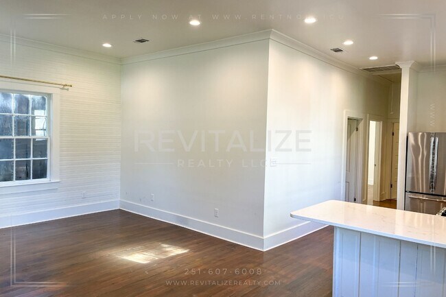 Building Photo - Price Improvement on Cute & Modern Home in...