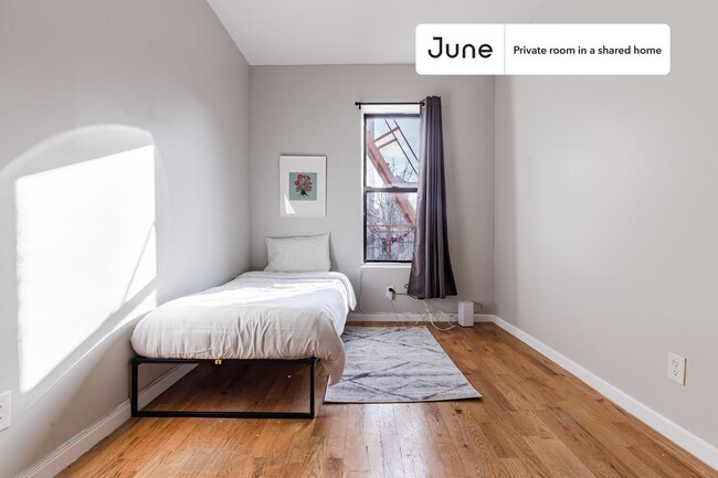 Building Photo - Private bedroom in 4 bed/2 bath Home