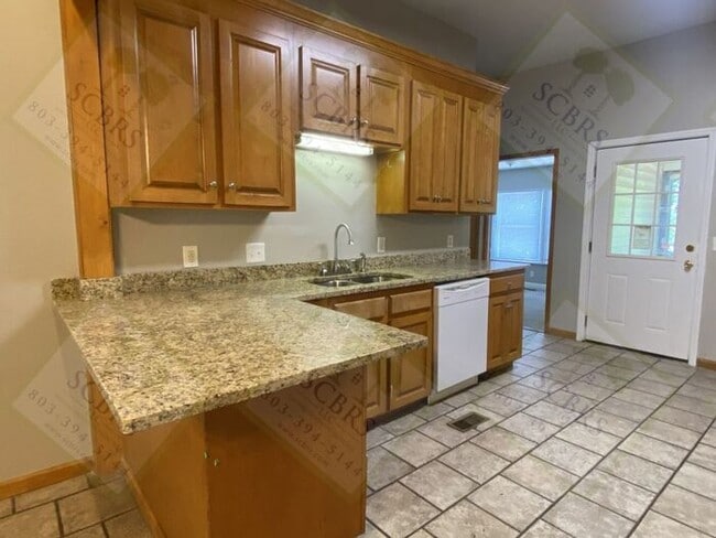 Foto del edificio - Spacious 6 Bedroom, 3 Bathroom Home Near U...