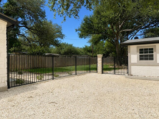 Foto del edificio - 303 Lakeway Dr