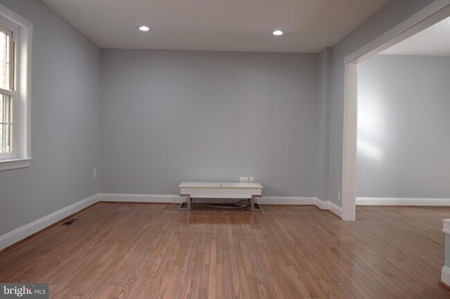 Foto del edificio - 8128 Larkin Ln