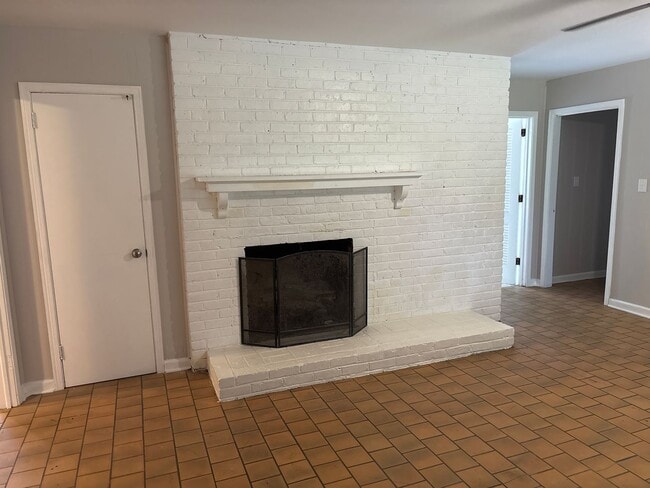 Building Photo - Spacious