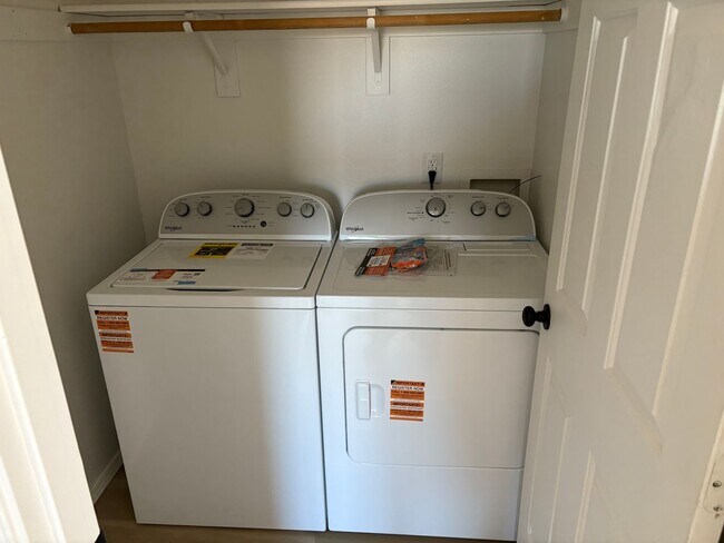 Foto del edificio - Huntington Rd. Duplex