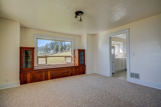 Building Photo - 4 Bed 1 Bath Home - Waterfront