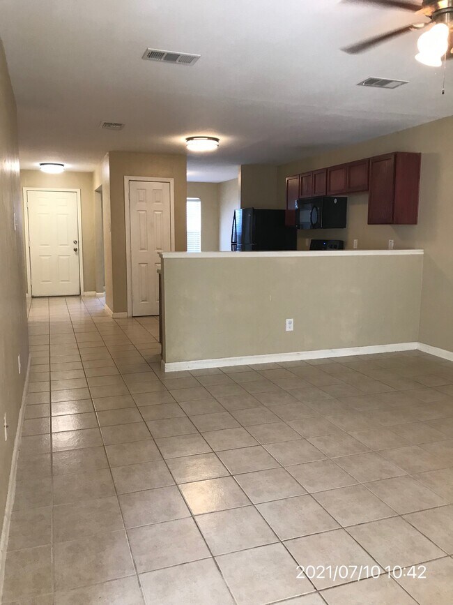 Building Photo - 701 Live Oak Dr