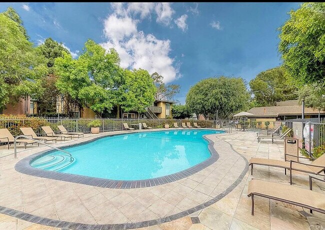 Foto del edificio - 23306 Marigold Ave