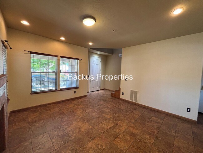 Foto del edificio - Wonderful two-level home in Creekbridge area