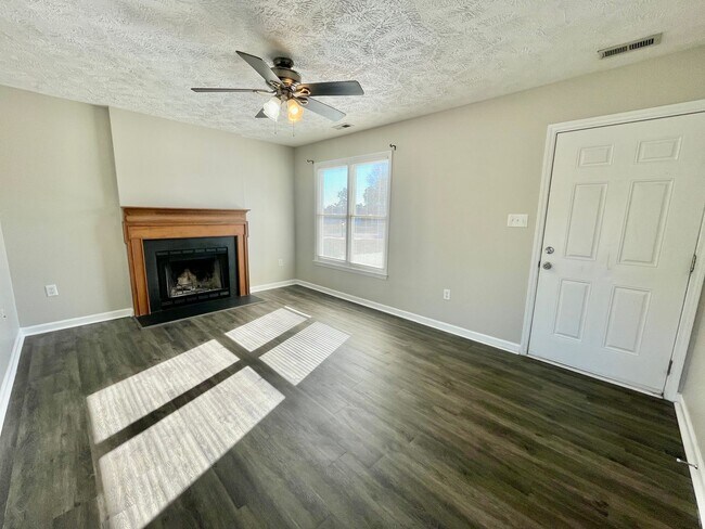 Building Photo - 3 Bed, 2 Bath Nest in Cameron