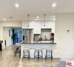 Building Photo - 18110 Tarzana St
