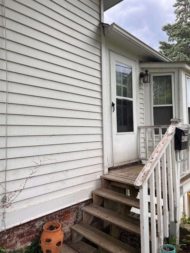 Building Photo - 1 br, 1 bath Triplex - 44716 Davis Dr One-...