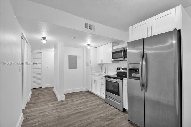 Building Photo - 9371 Fontainebleau Blvd
