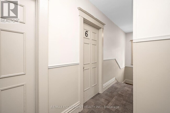 Building Photo - 142 Caroline St S