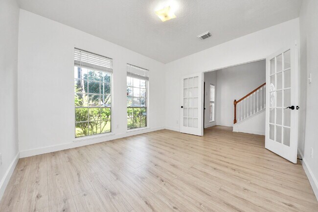 Foto del edificio - Spacious 4-Bedroom Home with Private Office & Room for Everyone!
