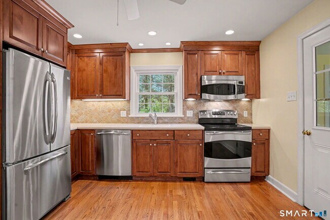 Foto del edificio - 32 Crescent Dr