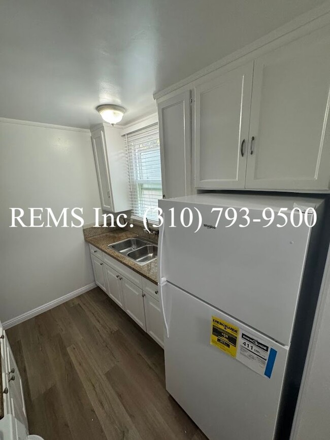 Building Photo - 1 Bedroom Downstairs Apartment w/ (Shared)...