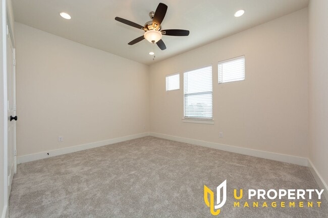 Photo - Upscale TH in University Place Townhome