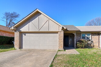 Building Photo - 2506 Oak Leaf Dr
