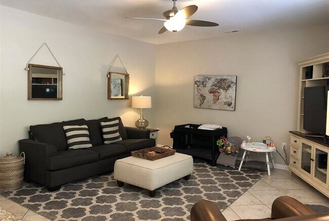 Building Photo - Great Location! Large 3 Bedroom Home in th...