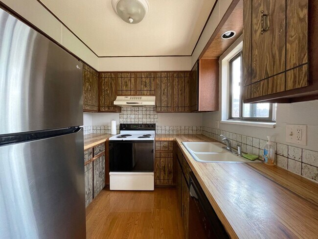 Building Photo - Nice 2 Story Townhome with Garage