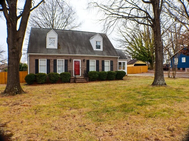 Foto del edificio - Lovely 5 bedroom, 2 bathroom brick home in Reidsville