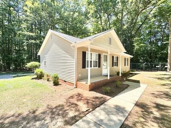 Building Photo - 3 BR Unit Near Shoppes on Elm