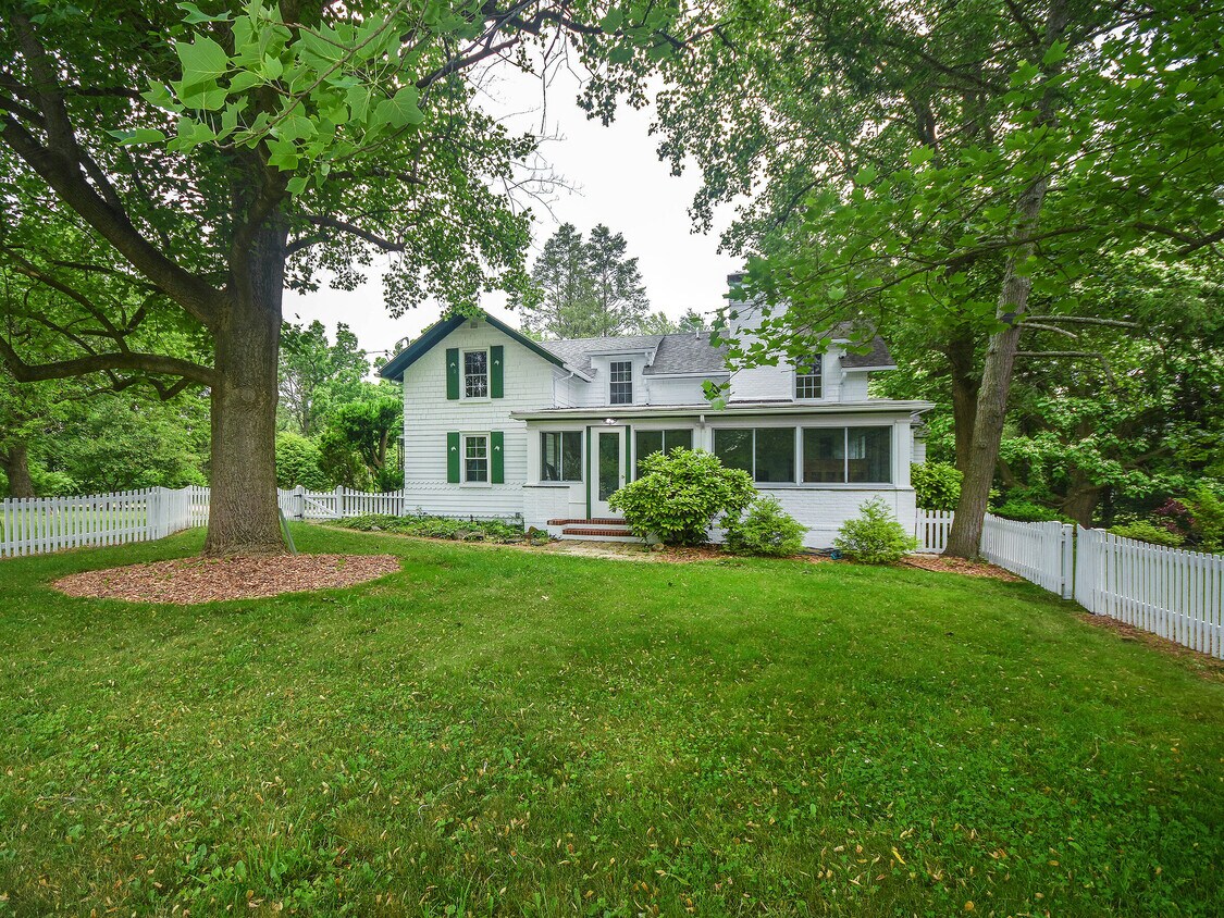 Primary Photo - 23 Pinetree Ln