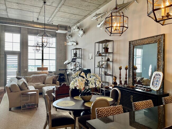 Gran salón - 411 NW 1st Ave