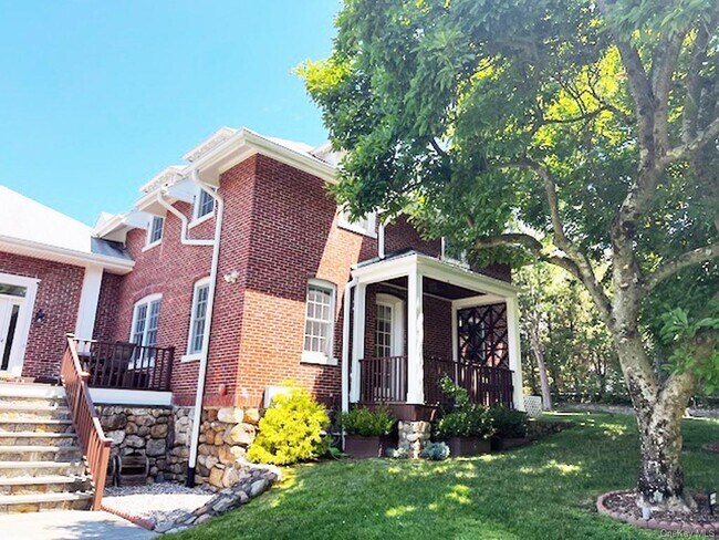 Building Photo - 8 Berkley Dr