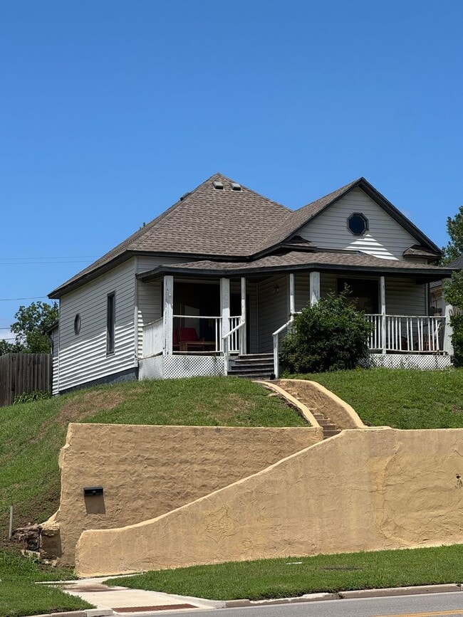 Building Photo - 602 E Randolph Ave