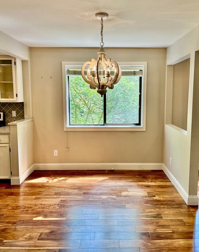 Building Photo - 2 Bed / 2 Bath Downtown Kirkland Condo $2,...