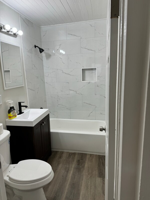 Building Photo - 814 Baker Ave