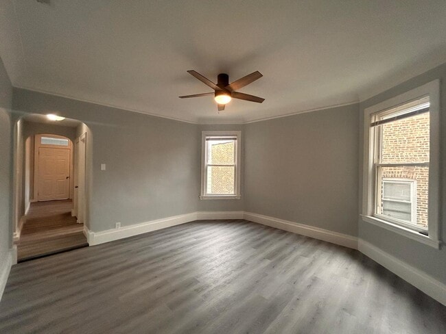 Building Photo - 1824 W Hood Ave