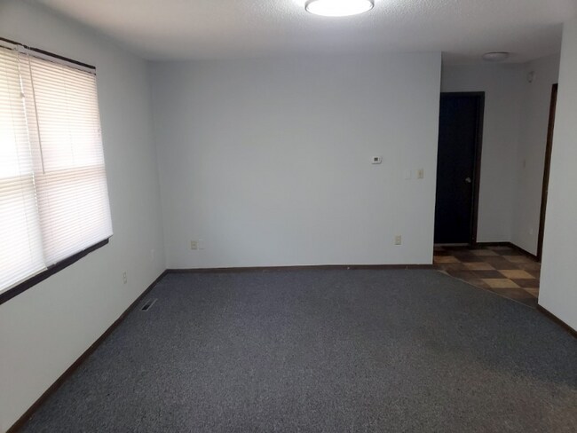 Building Photo - 17 2nd Ave