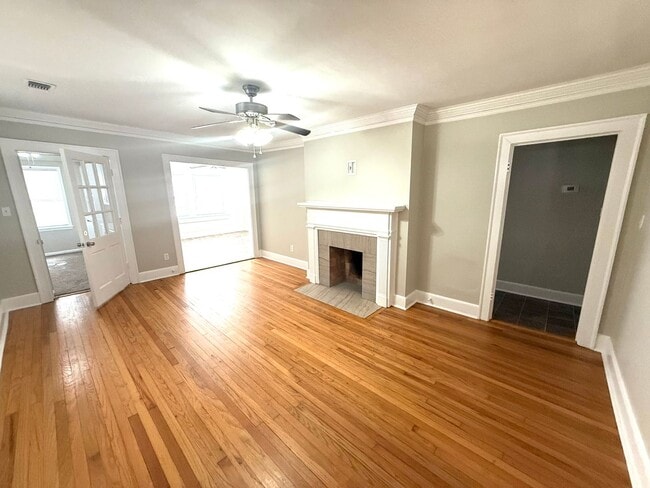 Building Photo - ** 3 Bed 2 Bath Located beside Huntingdon ** Call 334-366-9198 to schedule a self tour