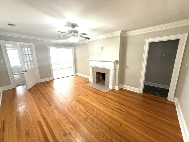 Foto del edificio - ** 3 Bed 2 Bath Located beside Huntingdon ** Call 334-366-9198 to schedule a self tour