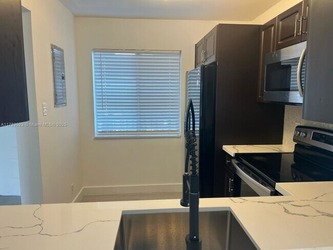 Foto del edificio - 8560 N Sherman Cir