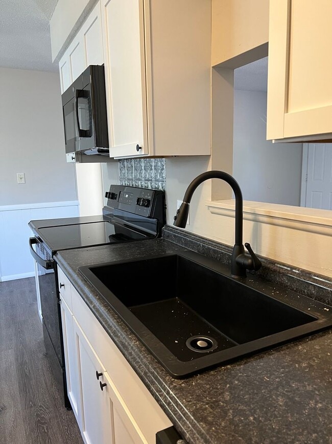 Building Photo - Remodeled 2 bedroom, 1 bathroom duplex