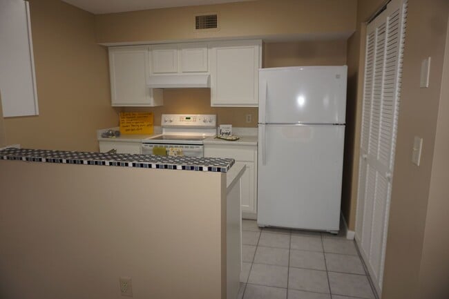 Building Photo - Westside 2/2 Townhome Near NAS