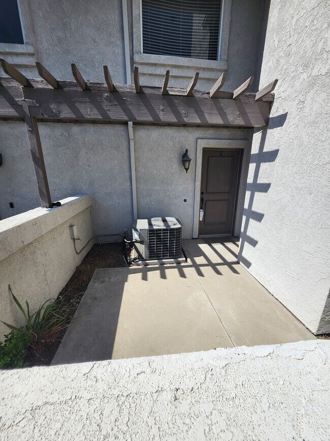 Building Photo - Beautiful 2 bedroom 1.75  bath Home Alta Loma