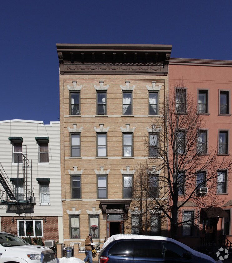 Building Photo - 213 Kent St