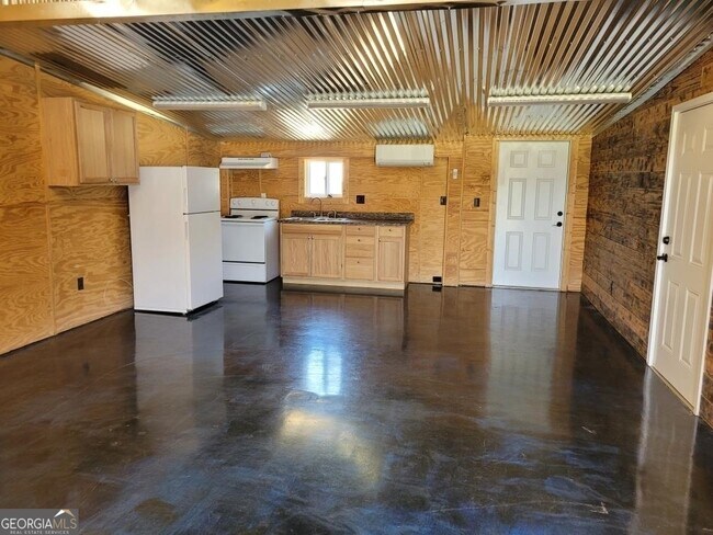 Building Photo - 315 Pinehill Rd