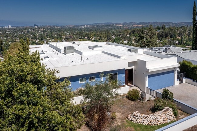 Building Photo - 4 Br 5 Ba with STUNNING VIEWS and Jacuzzi