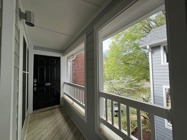 Foto del edificio - Newly Remodeled 2BD, 1.5BA Raleigh Condo in Prime Location with HOA Amenities