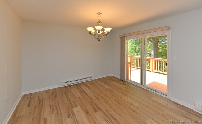 Foto del edificio - 62 Candlewood Lake Rd