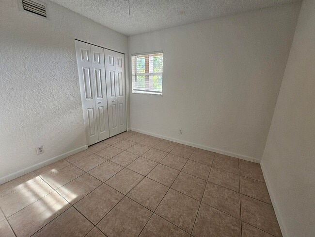 Building Photo - 120 Sparrow Dr