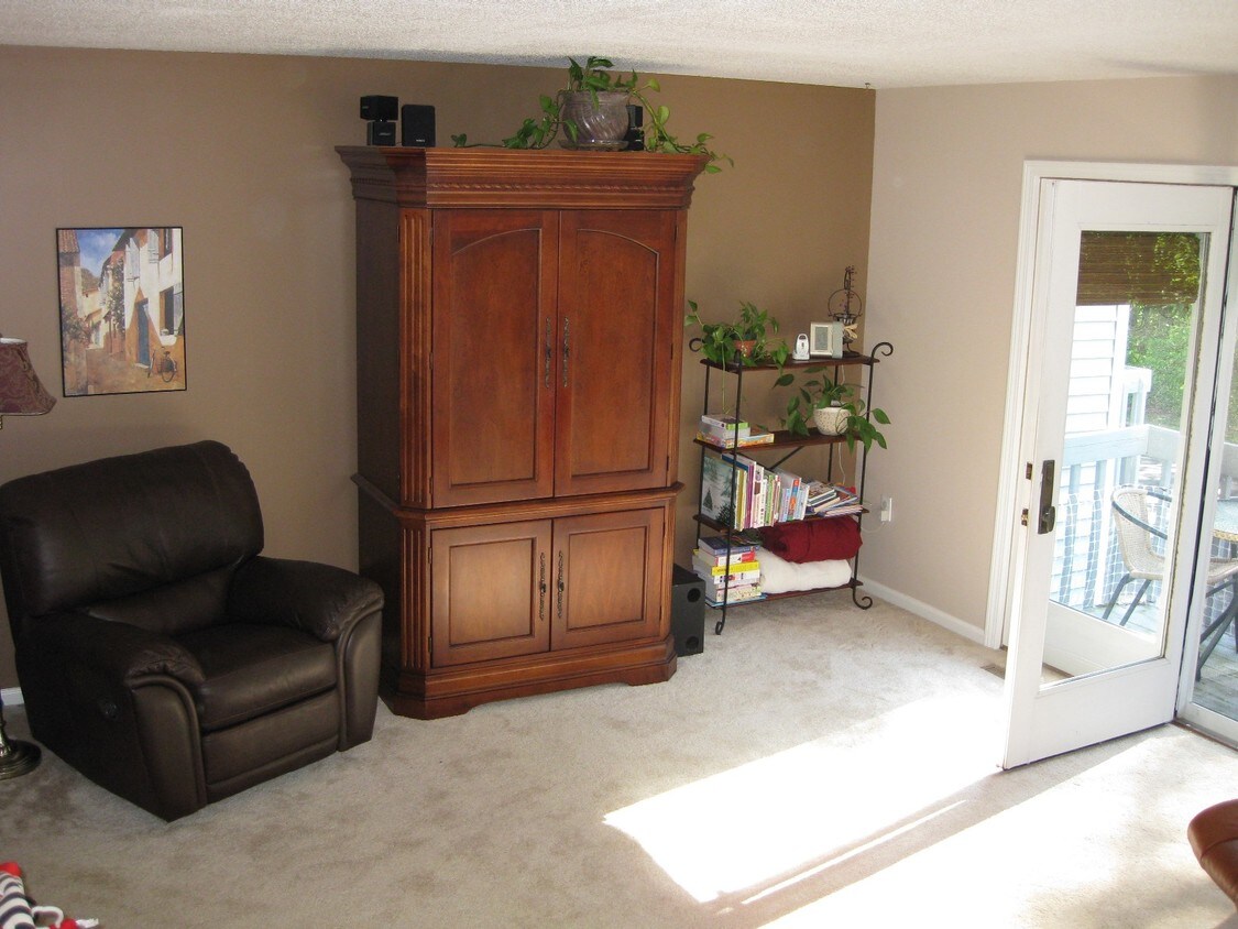 Sunny - 100 Northampton Ln