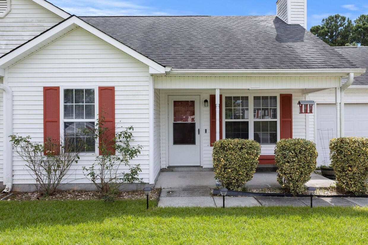Foto principal - 3 bedroom with garage available in June!