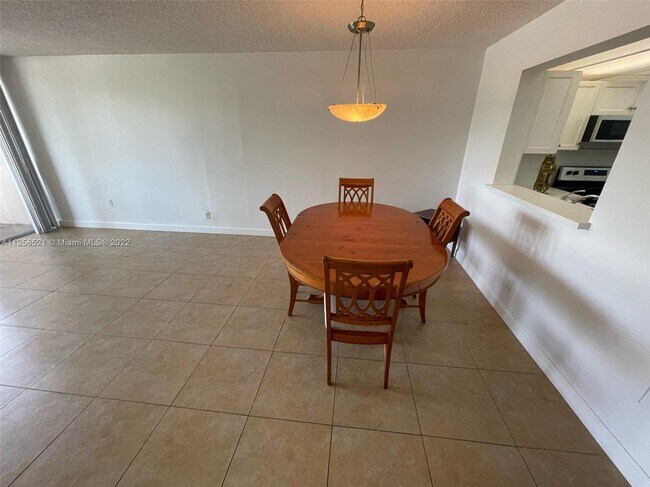 Building Photo - 10425 SW 112th Ave